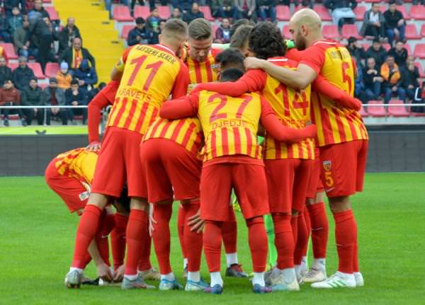 kayserispor-trabzon-deplasmanina-10-eksikle-gitti_1818_dhaphoto1