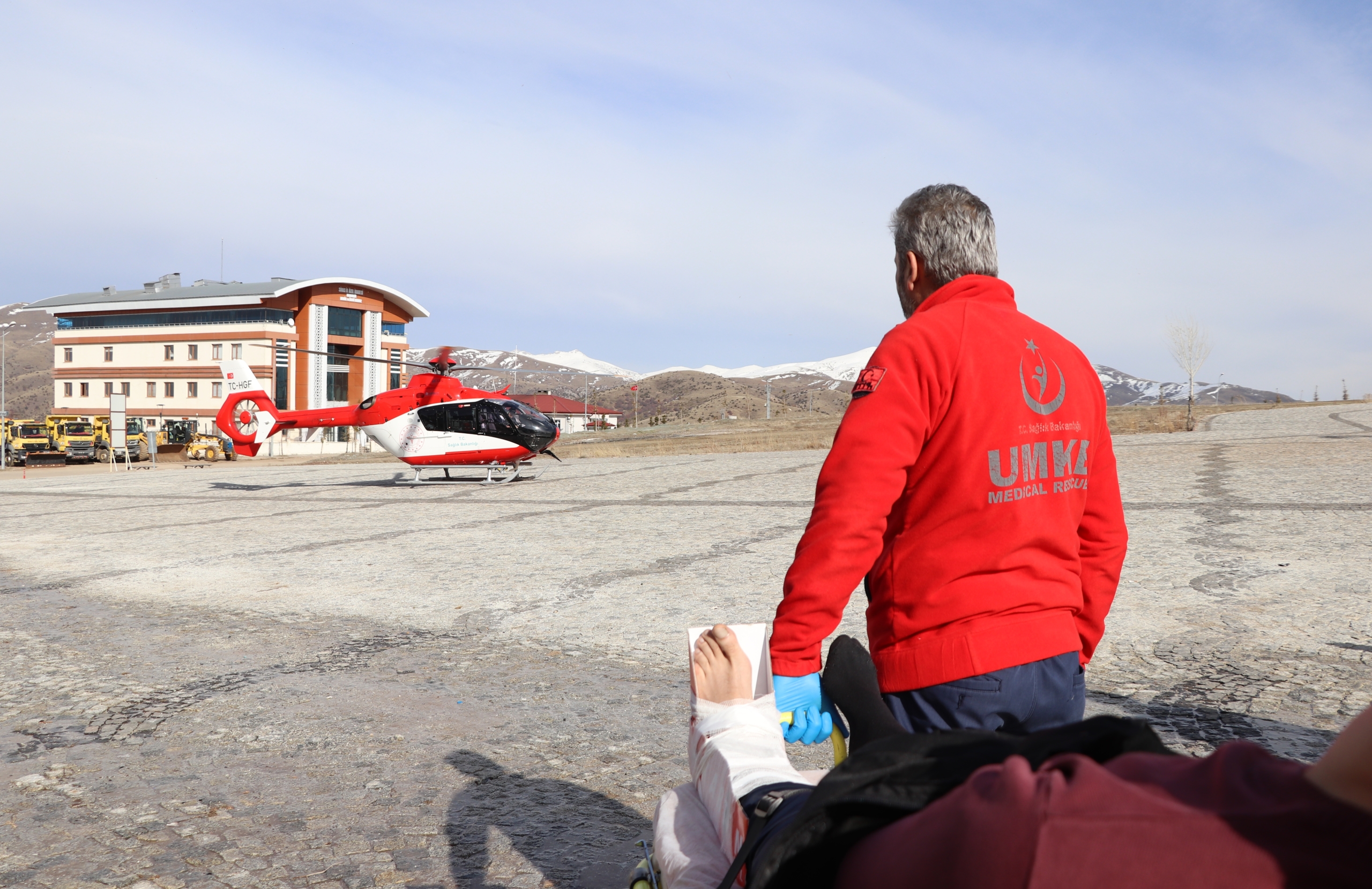 sivasta-kayak-yaparken-bacagi-kirilan-kisi-ambulans-helikopterle-hastaneye-ulastirildi-l1LKIwjP.jpg