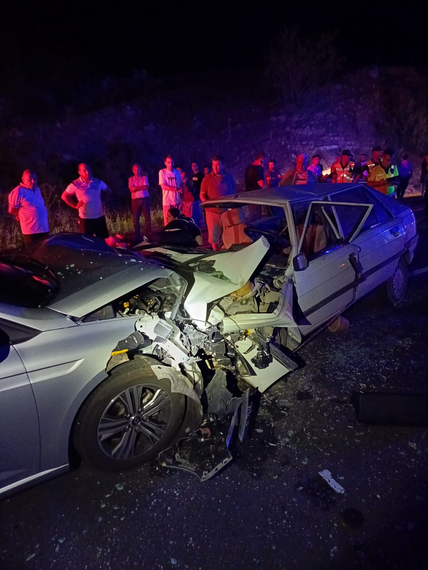 Isparta'da otomobiller çarpıştı: 2'si çocuk 3 ölü, 10 yar
