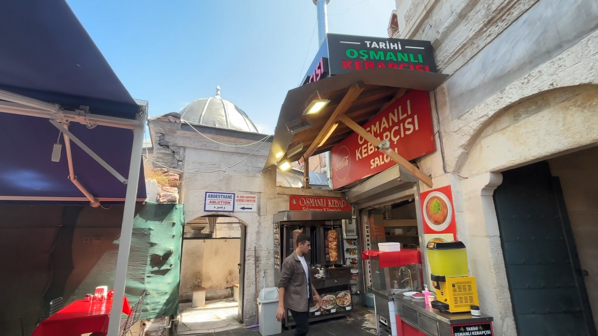 İstanbul - Eminönü'nde tarihi cami girişine 'kebapçı' enge