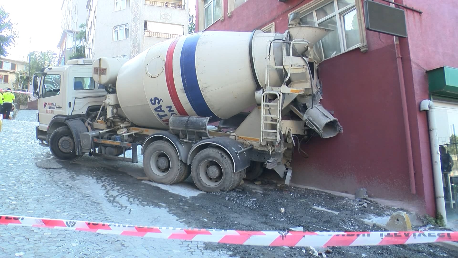 İstanbul-Fatih'te beton mikseri binaya çarptı