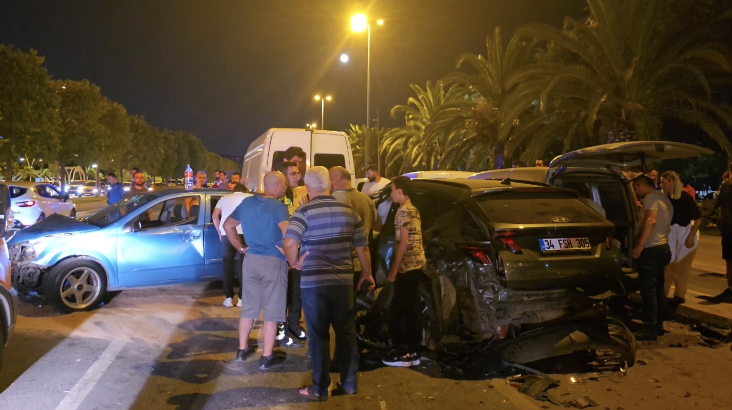 İstanbul - Kartal'da otomobil park halindeki 3 araca çarptı: