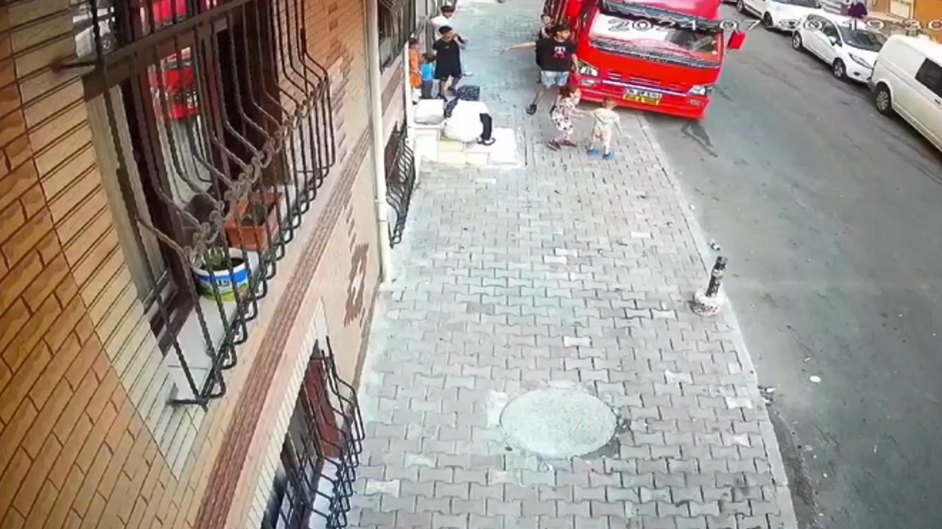 İstanbul - Sultangazi'de yola fırlayan çocuğa otomobil çarp