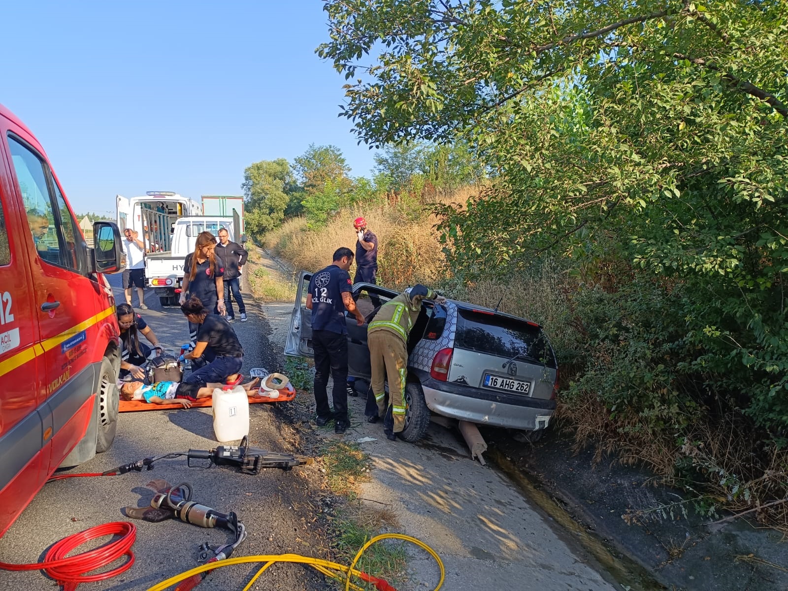 Bursa'da otomobil yağmur suyu kanalına düştü: 1 ölü, 2’