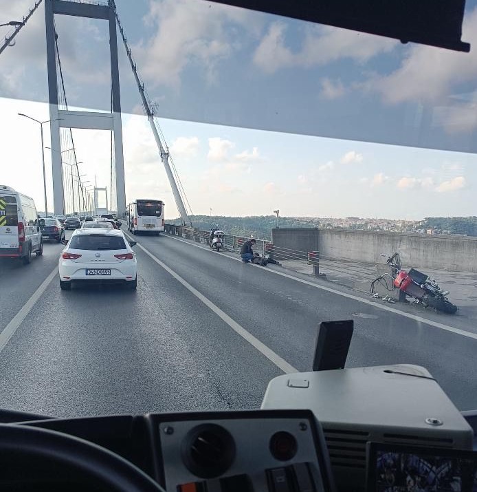 İstanbul - 15 Temmuz Şehitler Köprüsü’nde kaza: 1 yaralı