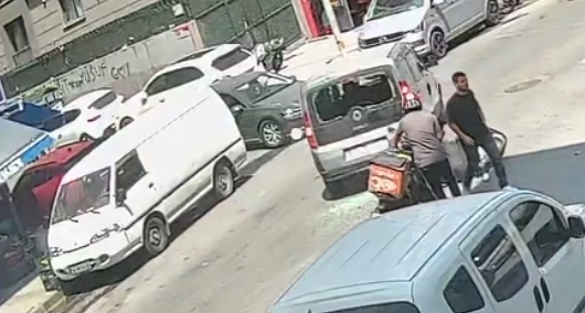İstanbul - Sultangazi'de motosiklet hafif ticari araca çarptı