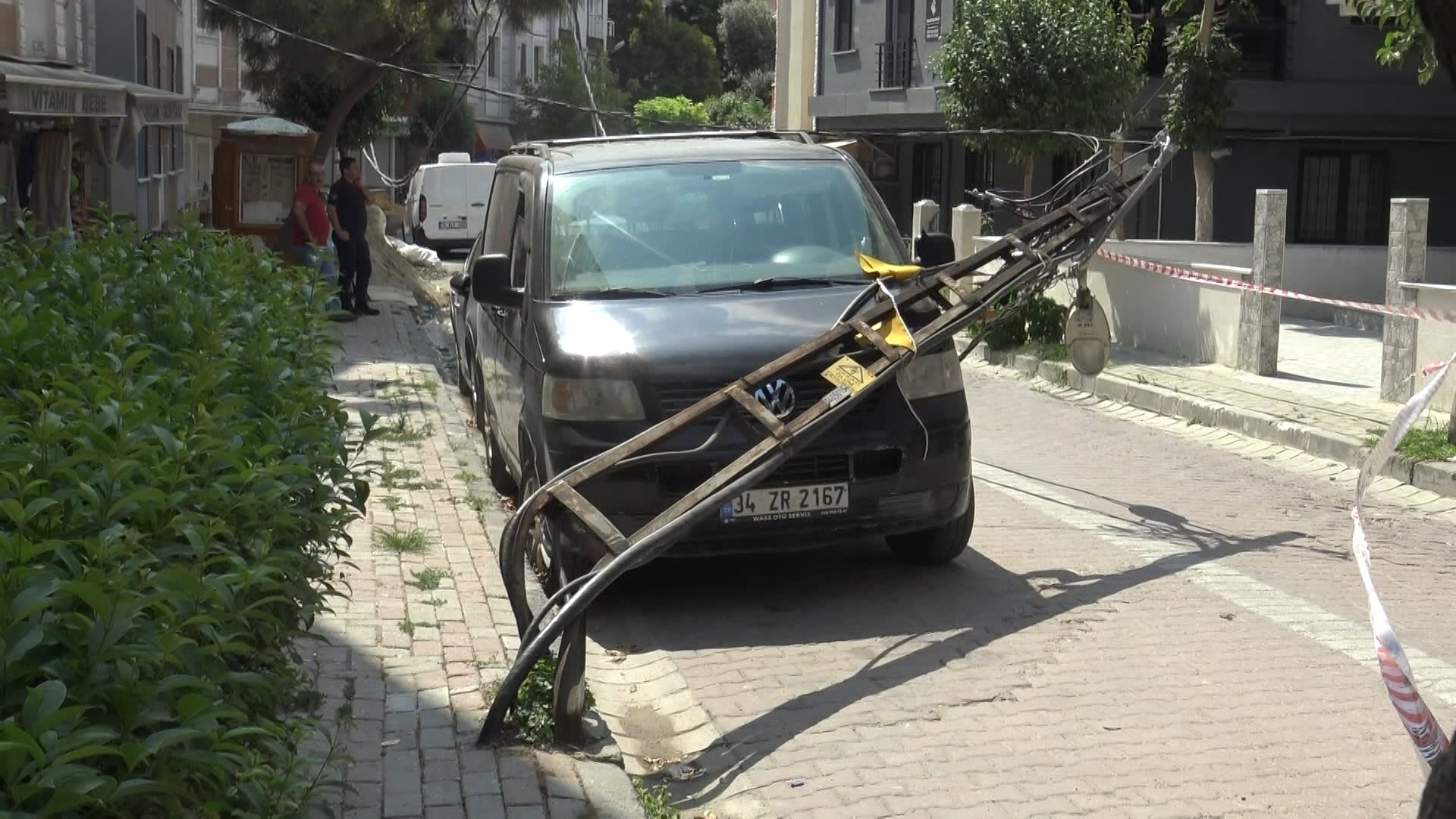 İstanbul- Avcılar'da elektrik direği park halindeki aracın .