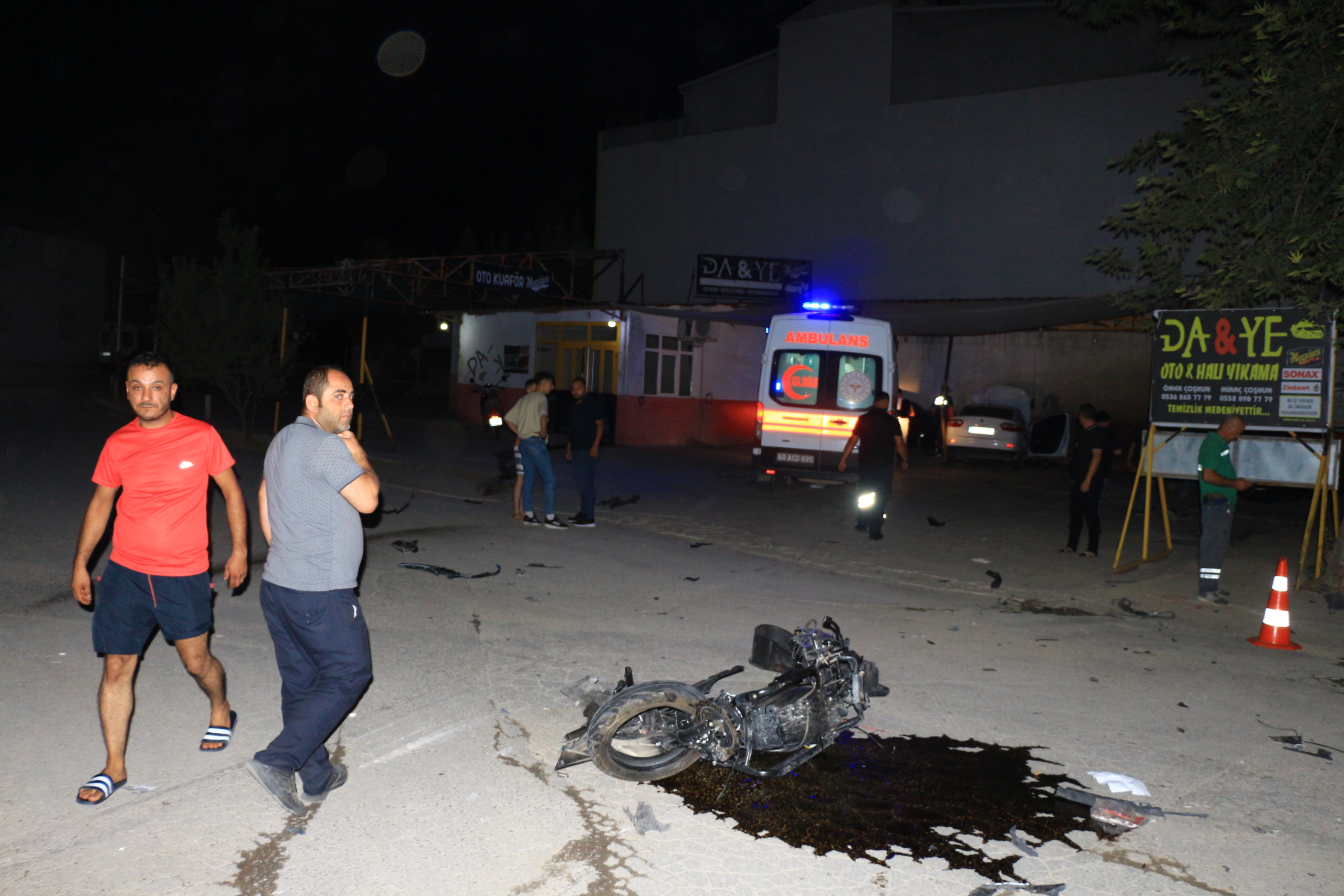 Tokat’ta otomobil karşı şeride geçip motosiklete çarptı:
