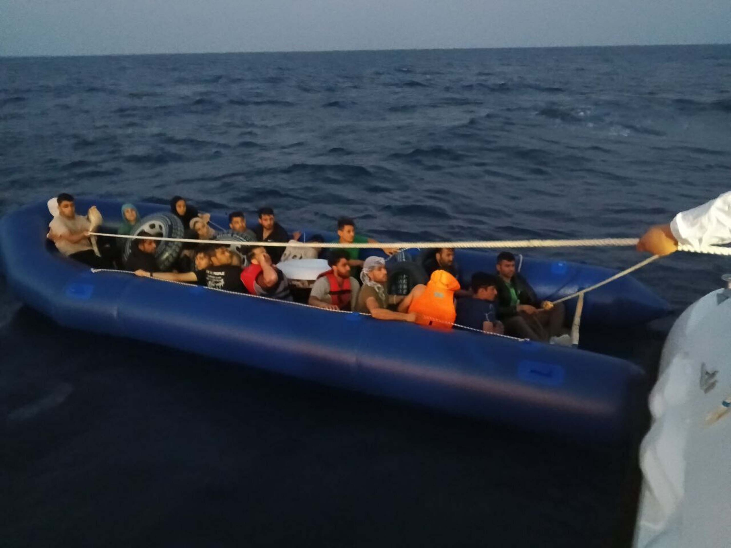 Çanakkale'de Yunanistan'ın geri ittiği 21 göçmen kurtarıld