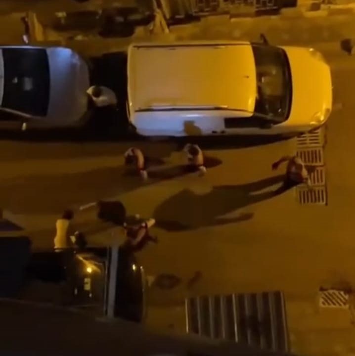 İstanbul - Zeytinburnu'nda silahlı kadın sokak ortasında esk