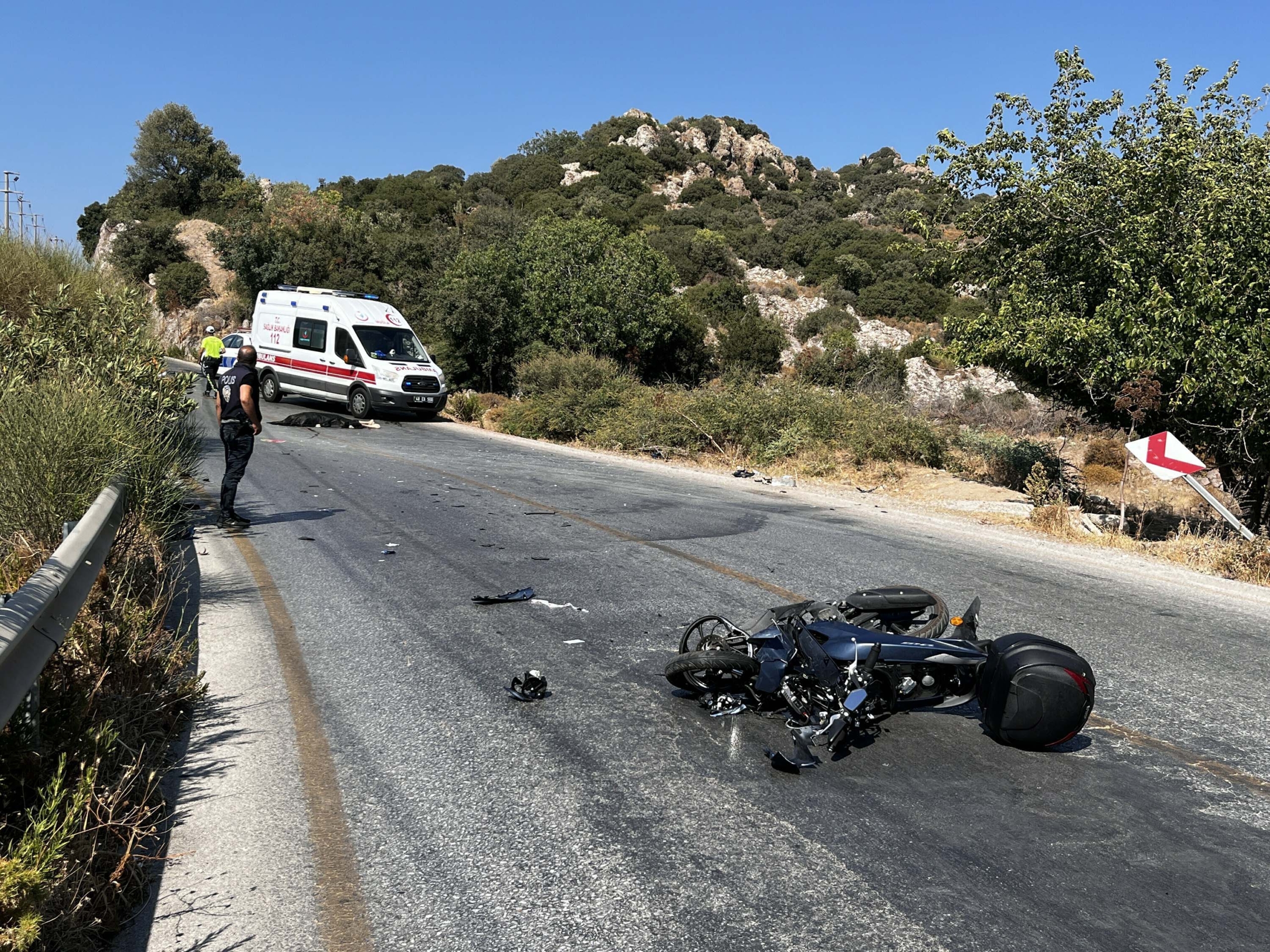 Otomobil ile motosiklet çarpıştı: 1 ölü, 2 yaralı
