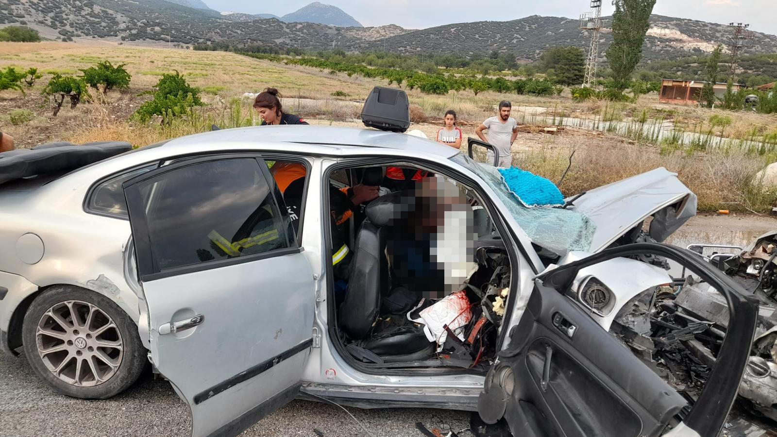 Burdur'da iki otomobilin kafa kafaya çarpıştığı kaza anı