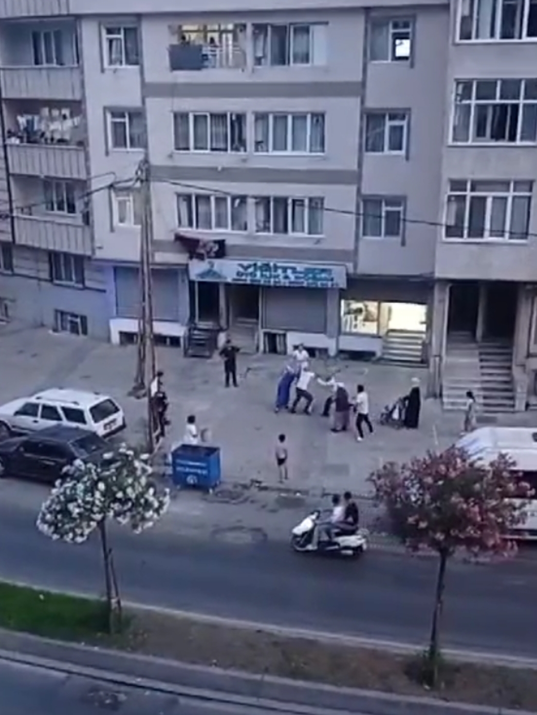 İstanbul - Gaziosmanpaşa'da komşuların kavgası kamerada; ya