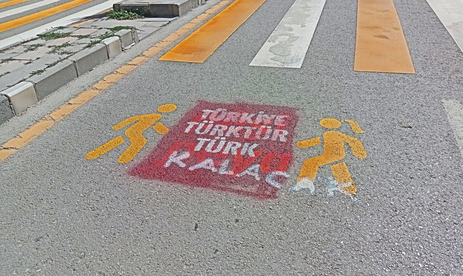VAN'da Kürtçe trafik uyarılarının üzerine 'Türkiye Türk.