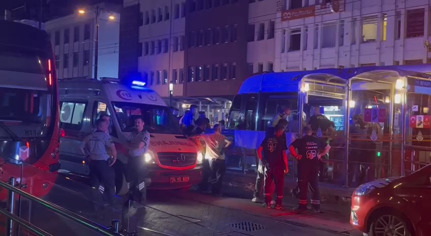 İstanbul-Fatih'te dengesini kaybederek raylara düşen bir kiş