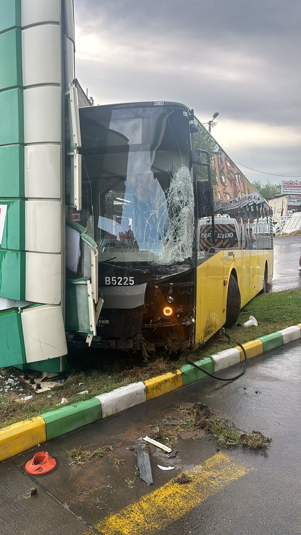 İstanbul - Avcılar’da İETT otobüsü 3 araca çarpıp akary