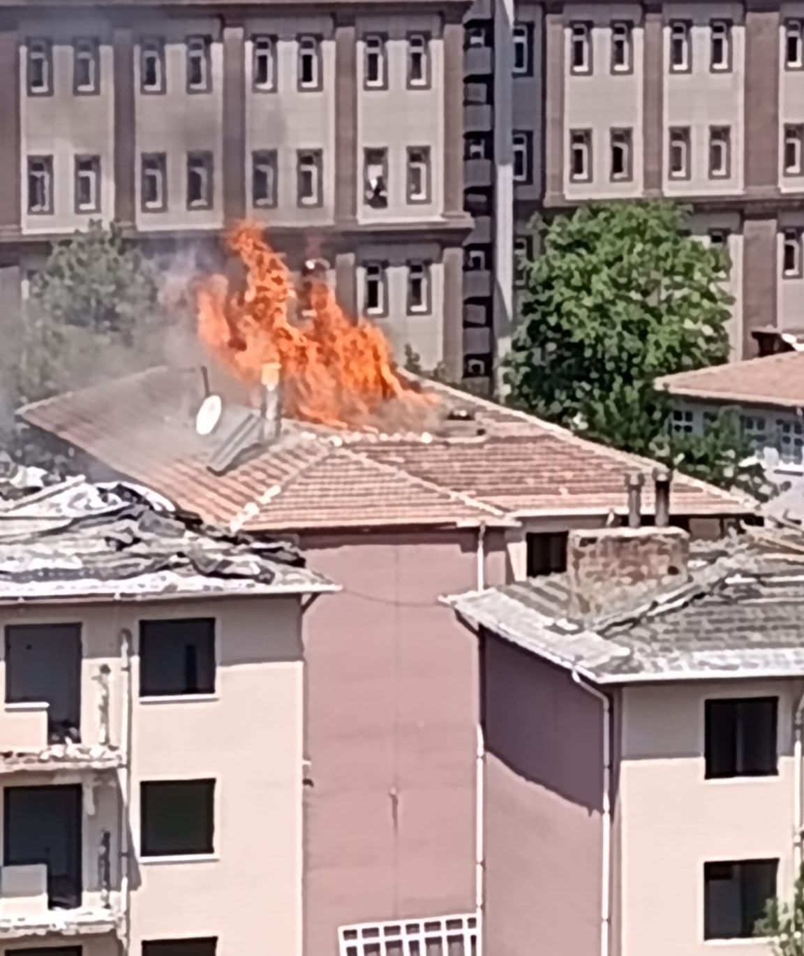 Diyarbakır’da boş binanın çatısı yandı