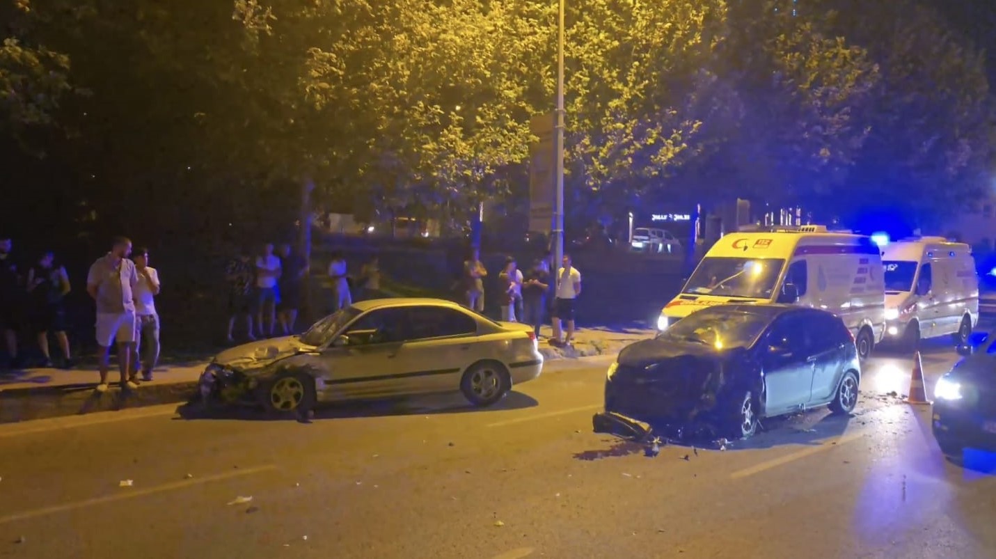 İstanbul-Kartal'da refüjü aşan otomobil karşı şeritteki a