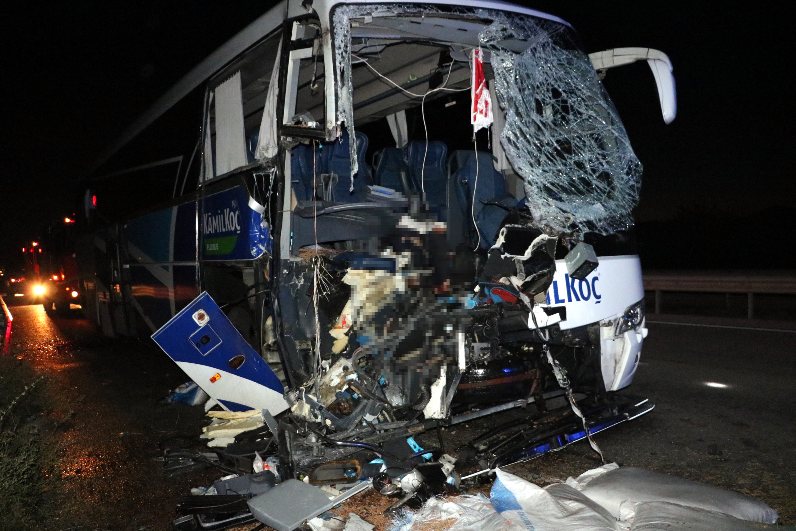 Yolcu otobüsü, yem yüklü kamyona çarptı: 1 ölü, 36 yaral