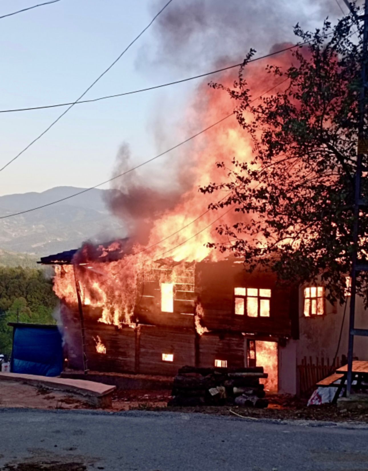 2 katlı ahşap ev yandı; anne ile kızını komşu kurtardı