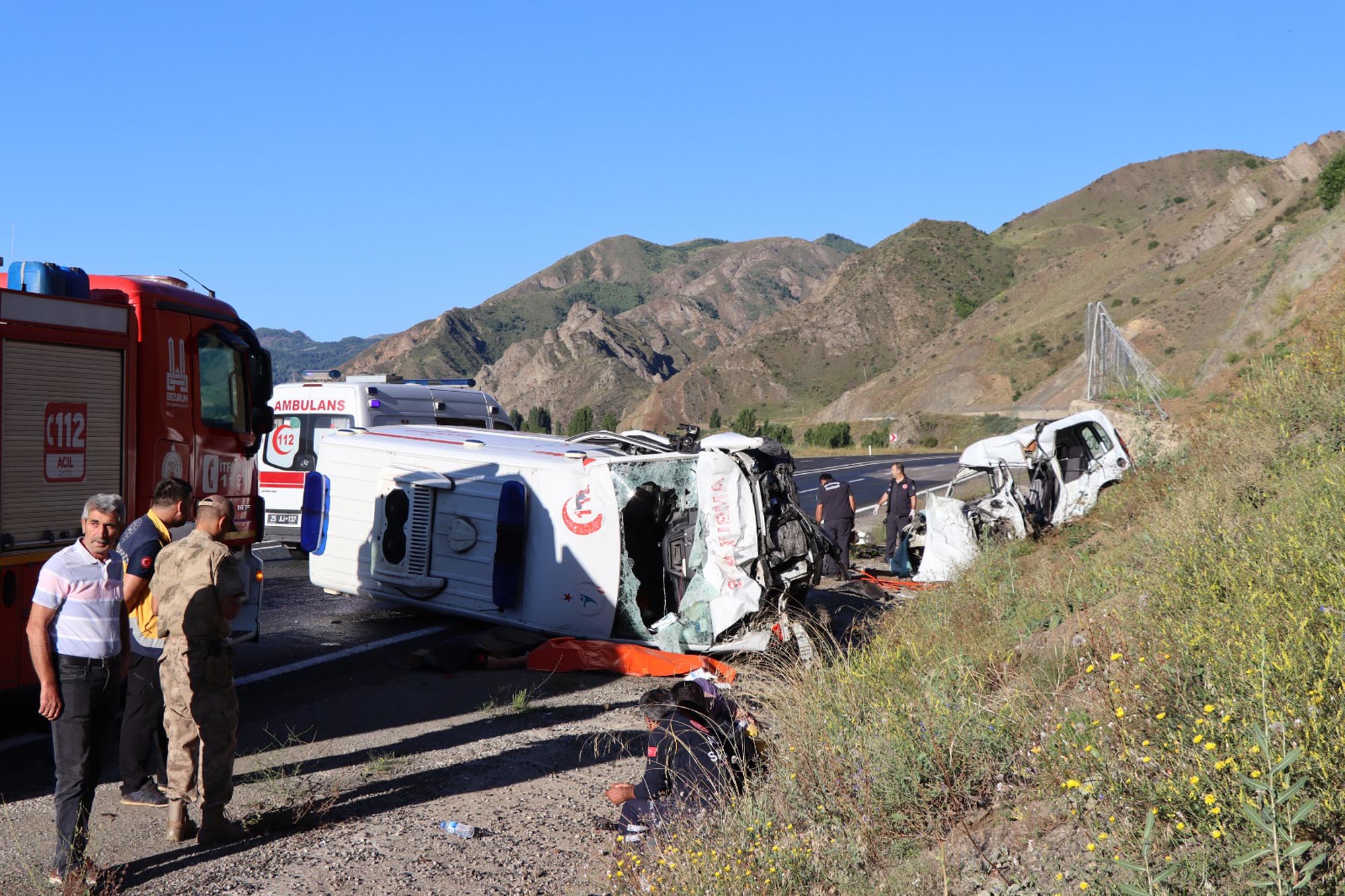 Erzurum'da ambulans ile hafif ticari araç çarpıştı: 4 ölü