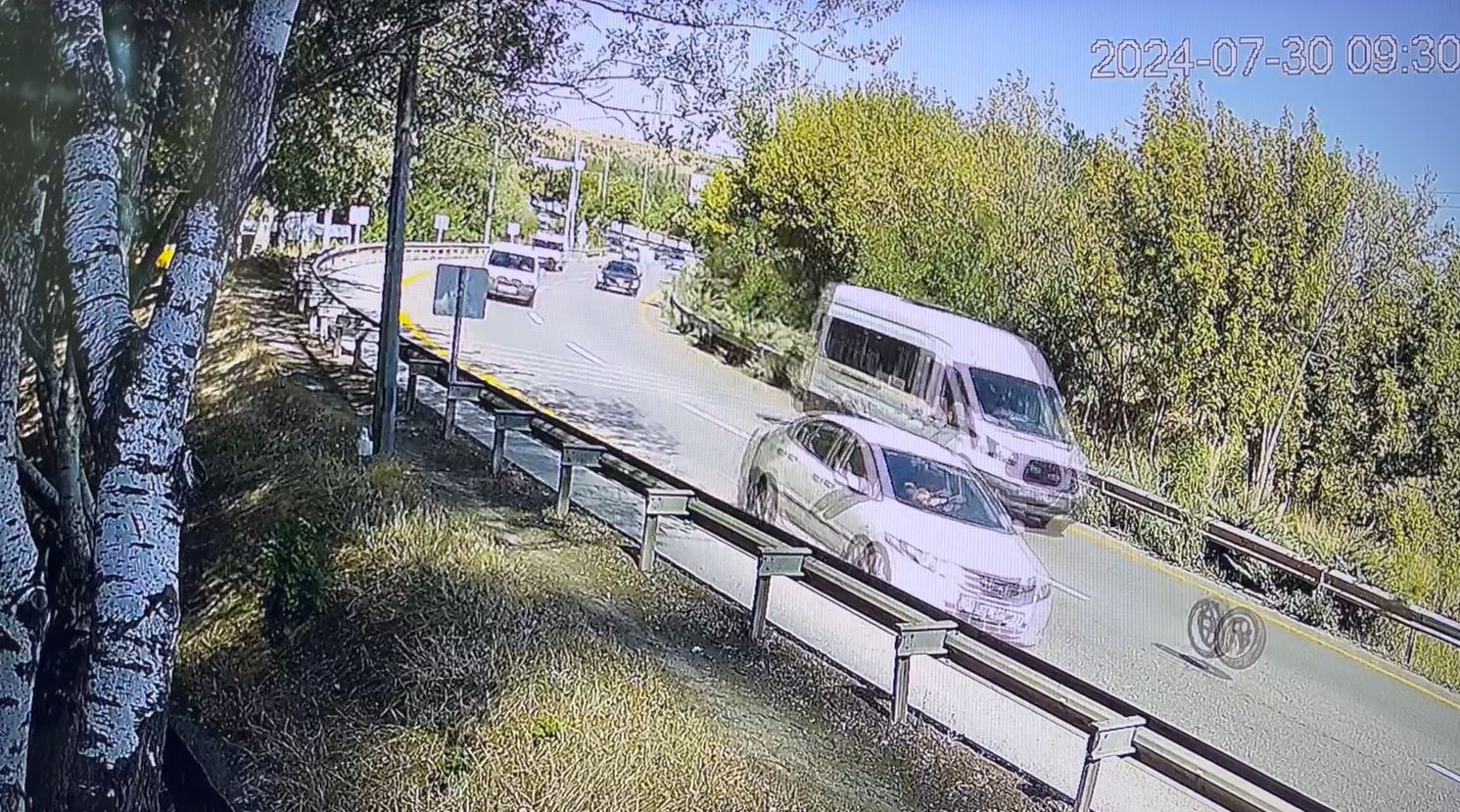 Trafikte otomobilin tekerinin çıktığı anlar kamerada