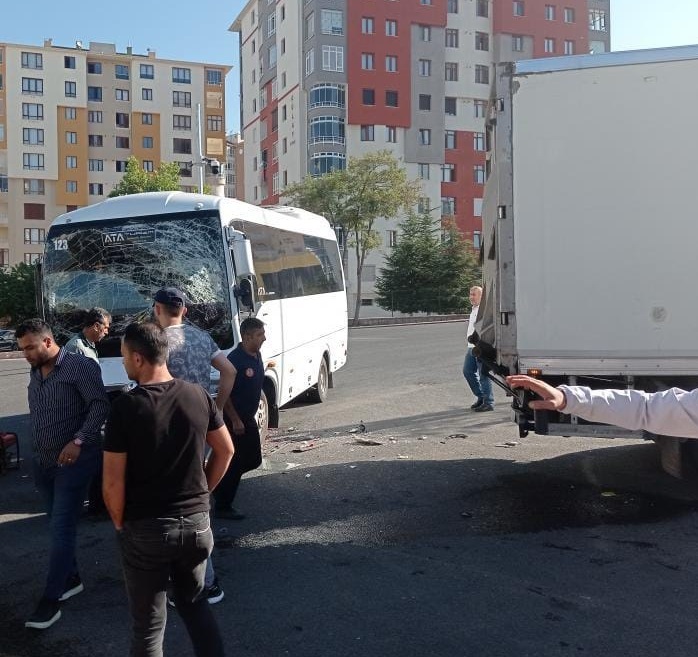 Kayseri'de servis midibüsü ile kamyon çarpıştı: 10 yaralı