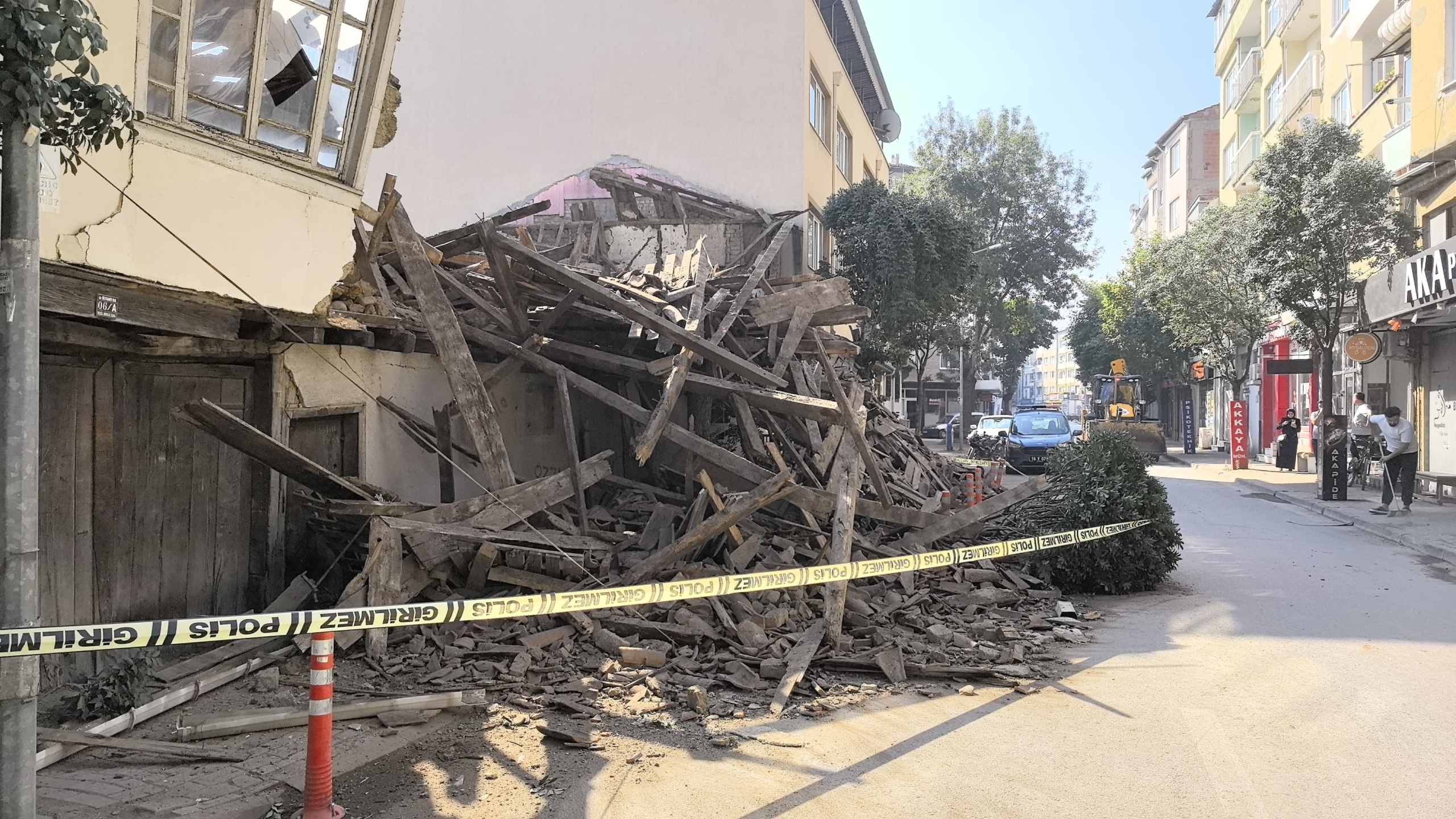 Bursa'da 2 katlı metruk bina çöktü