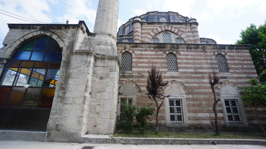 İstanbul - Fatih'teki 439 yıllık tarihi camiye plastik pencer
