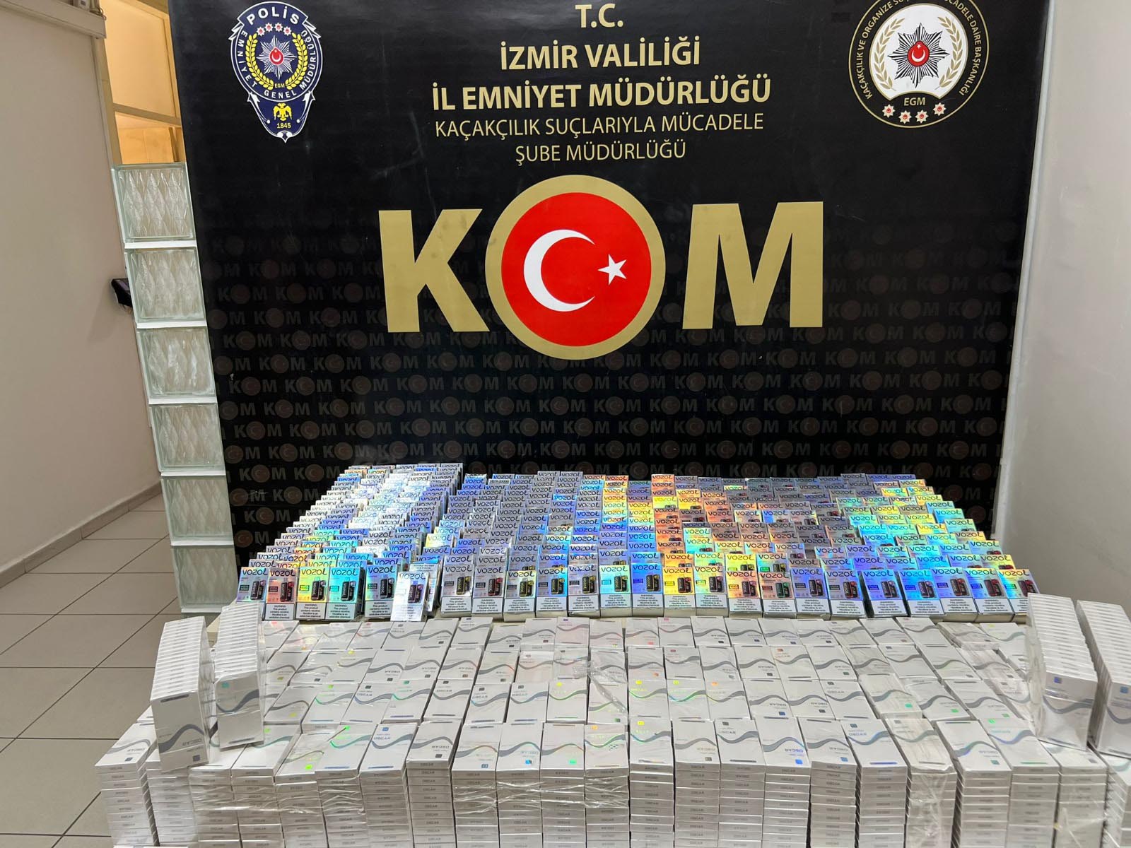 İzmir'de kaçakçılık operasyonu; 8 gözaltı