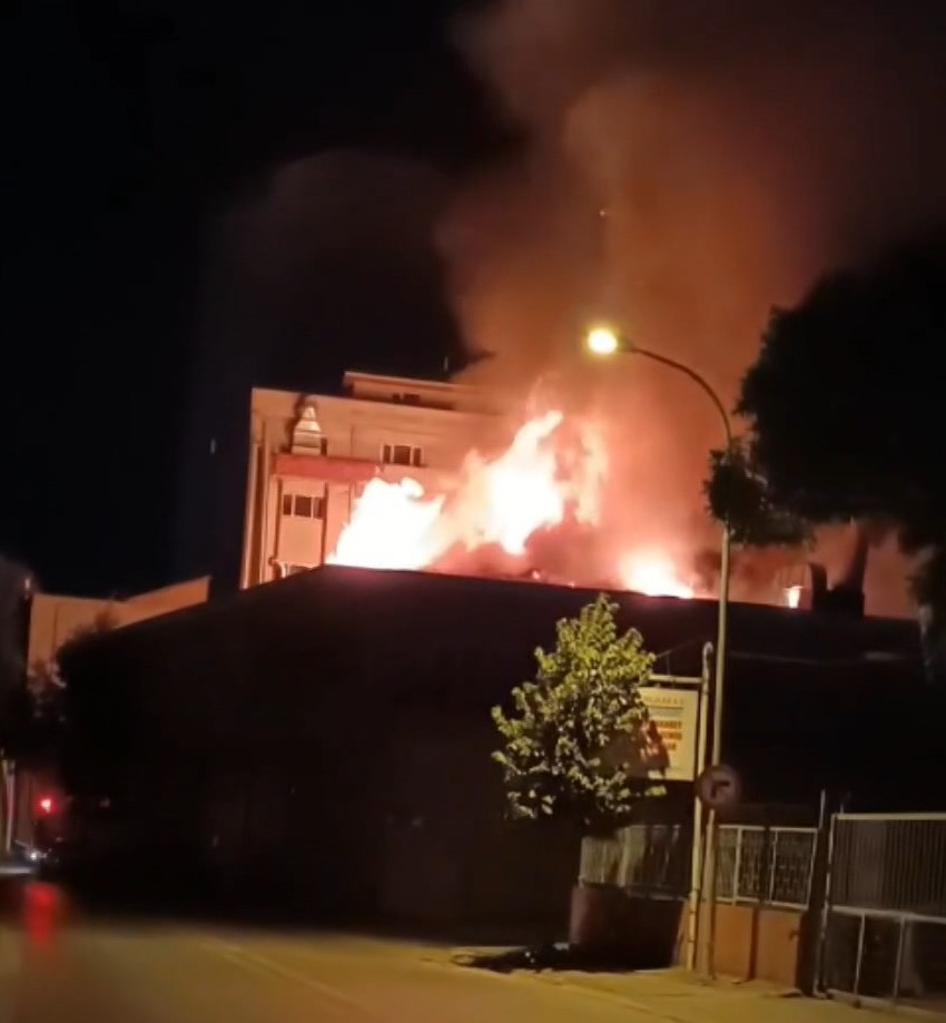 Ümraniye'de, 2 katlı iş yerinin çatısı alev alev yandı