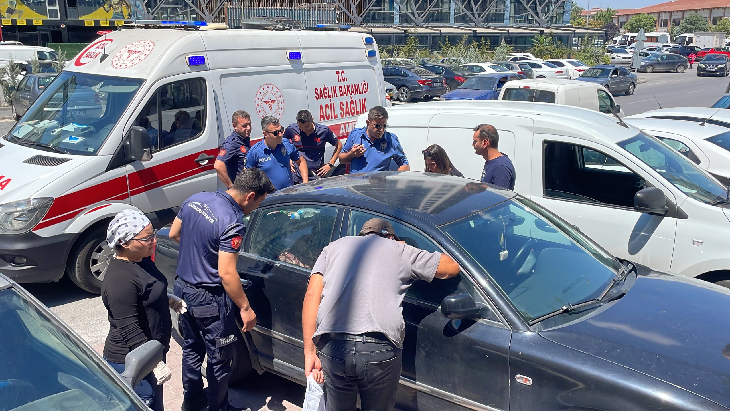 Kayseri'de otomobilde kilitli kalan yaşlı kadın itfaiye ekiplerince kurtarıldı