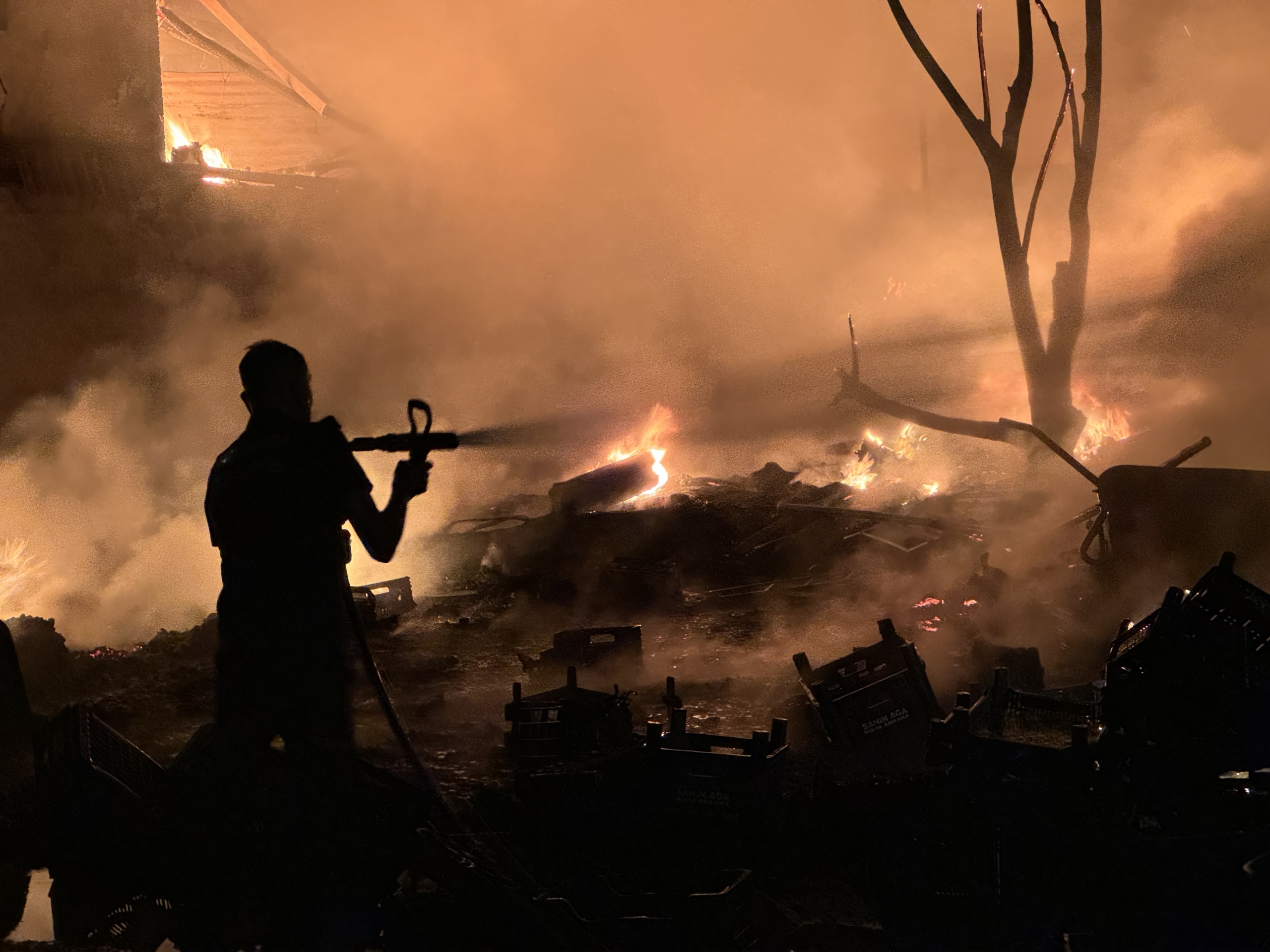 Çankırı'da çıkan yangında 3 ev zarar gördü