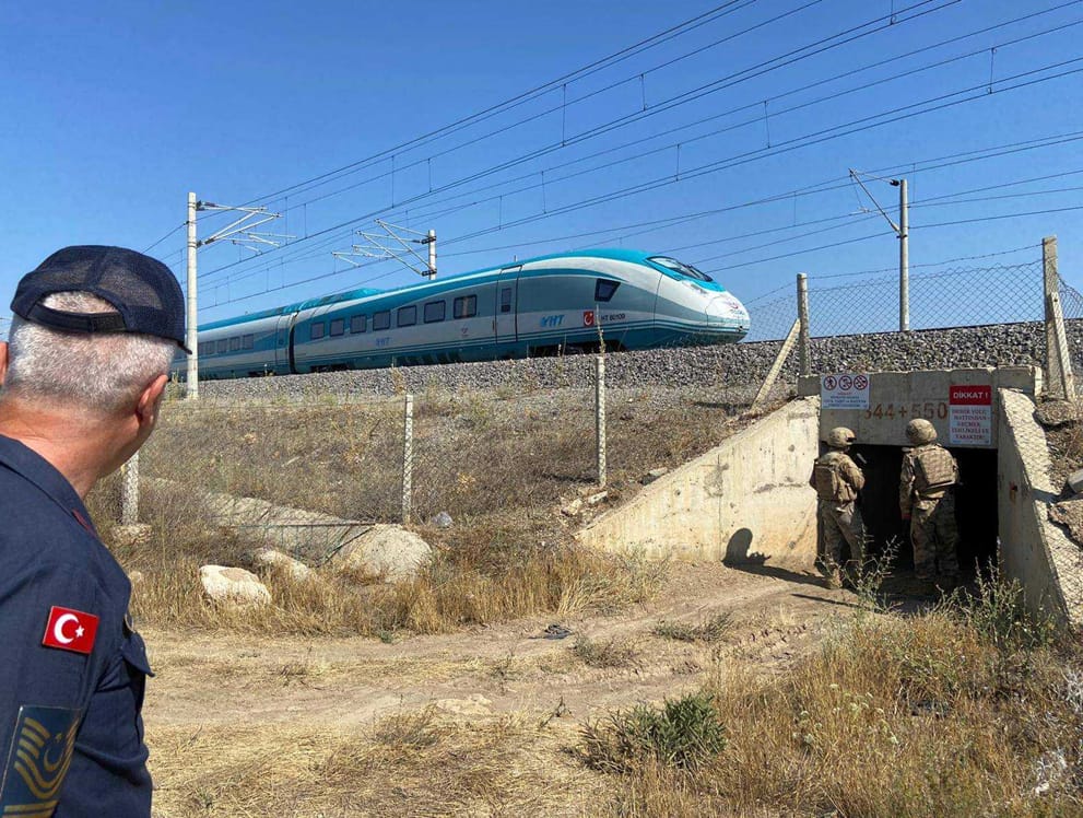 Eskişehir'de jandarma, Yüksek Hızlı Tren hattında kontrol çalışması yaptı