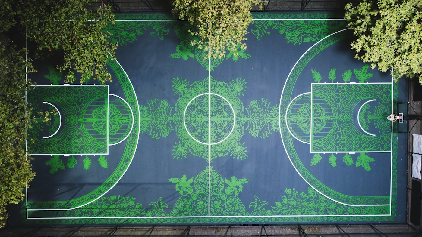 Shane Larkin, “Carpet Court” temalı basketbol sahası açt.