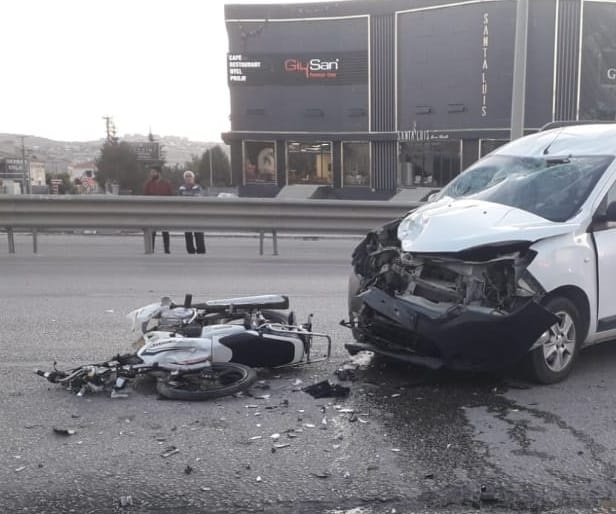 Motosiklet ile hafif ticari araç kafa kafaya çarpıştı: 1'i