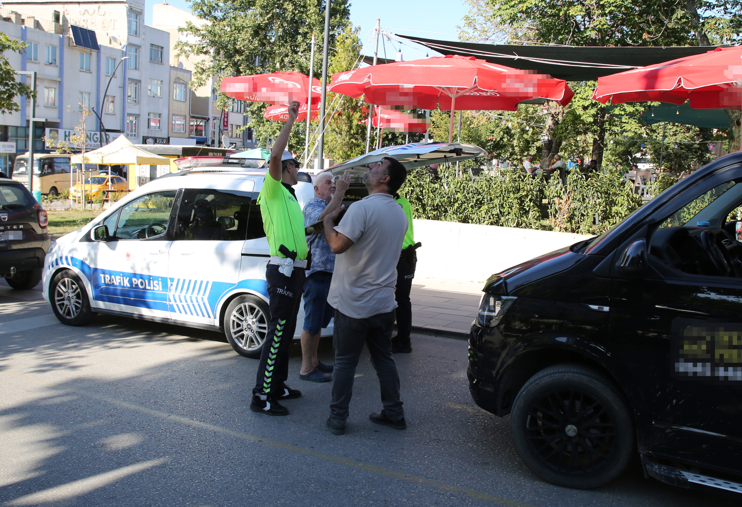 Sürücüler, dronla görüntülendiklerini görünce cezaya iti