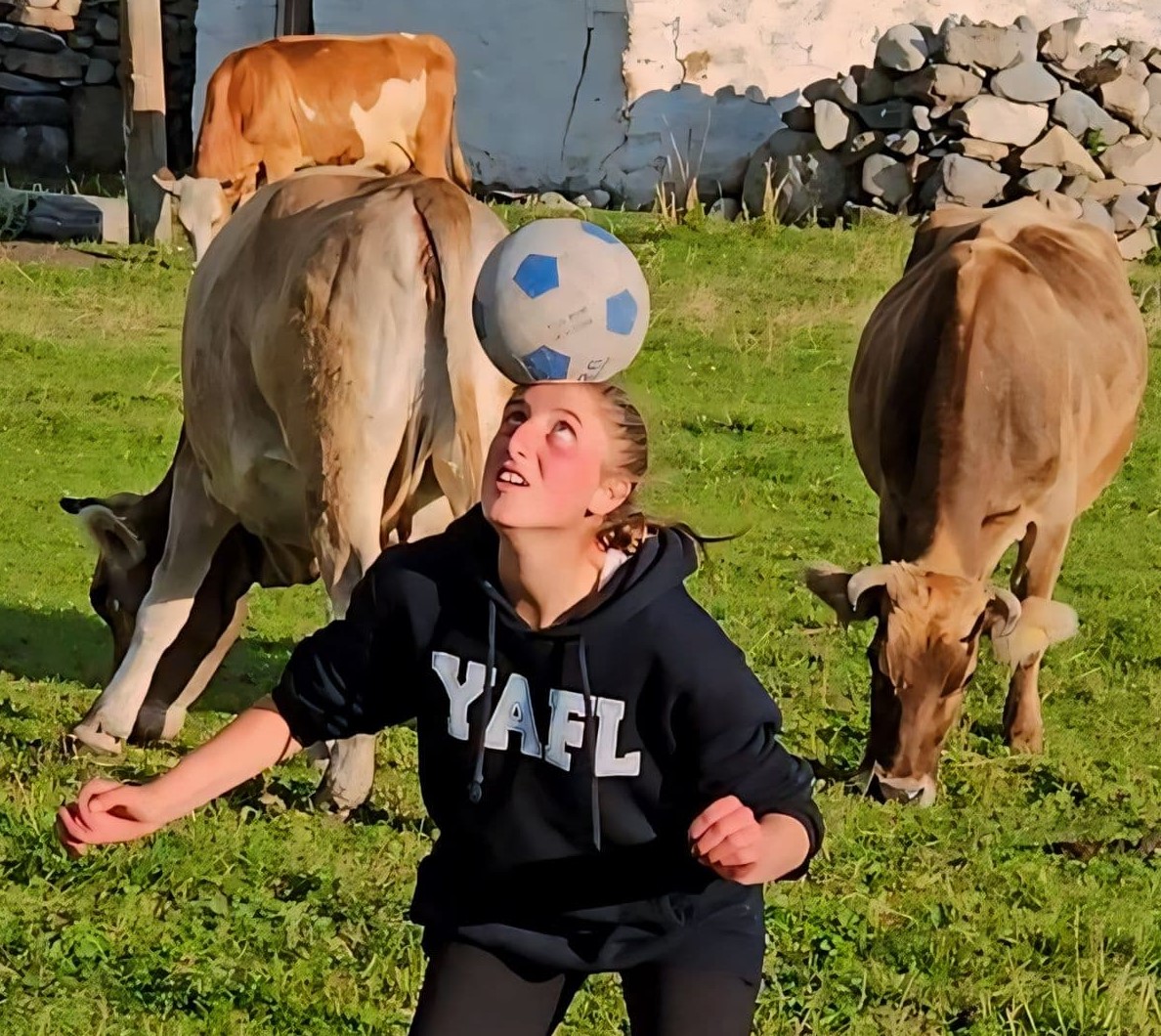 Yaylada hayvanlarını otlatan Irmak’ın hayali futbolcu olmak