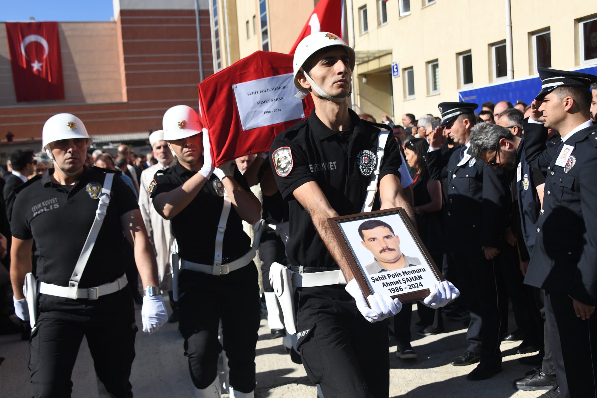 Kastamonu'da şehit polis memuru için tören; yaralı arkadaş.