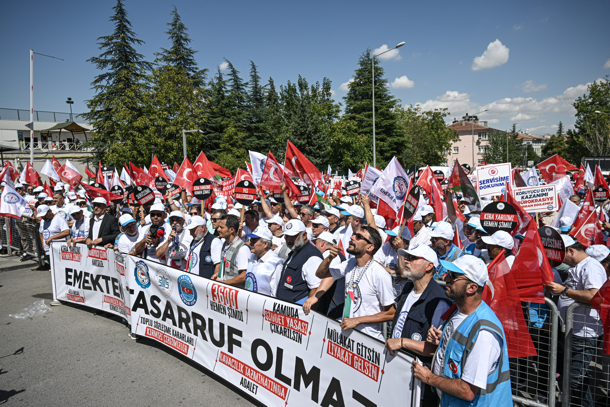 Memur-Sen Konfederasyonuna bağlı sendikaların Bolu'dan başlattığı yürüyüş Ankara'da sona erdi